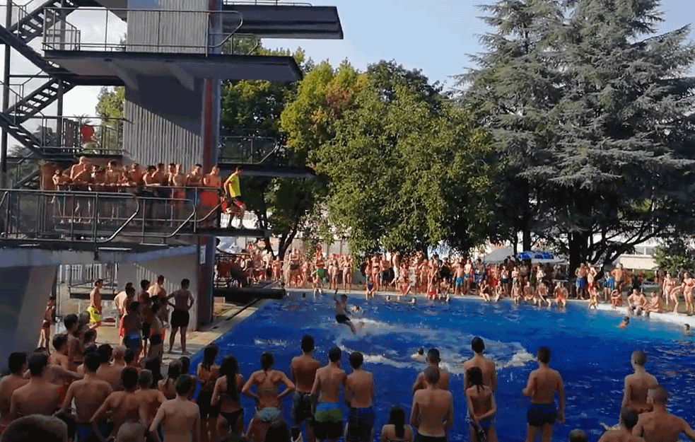 PREMINUO DEČAK KOJI SE ONESVESTIO TOKOM SKOKA U BAZEN NA KOŠUTNJAKU!

