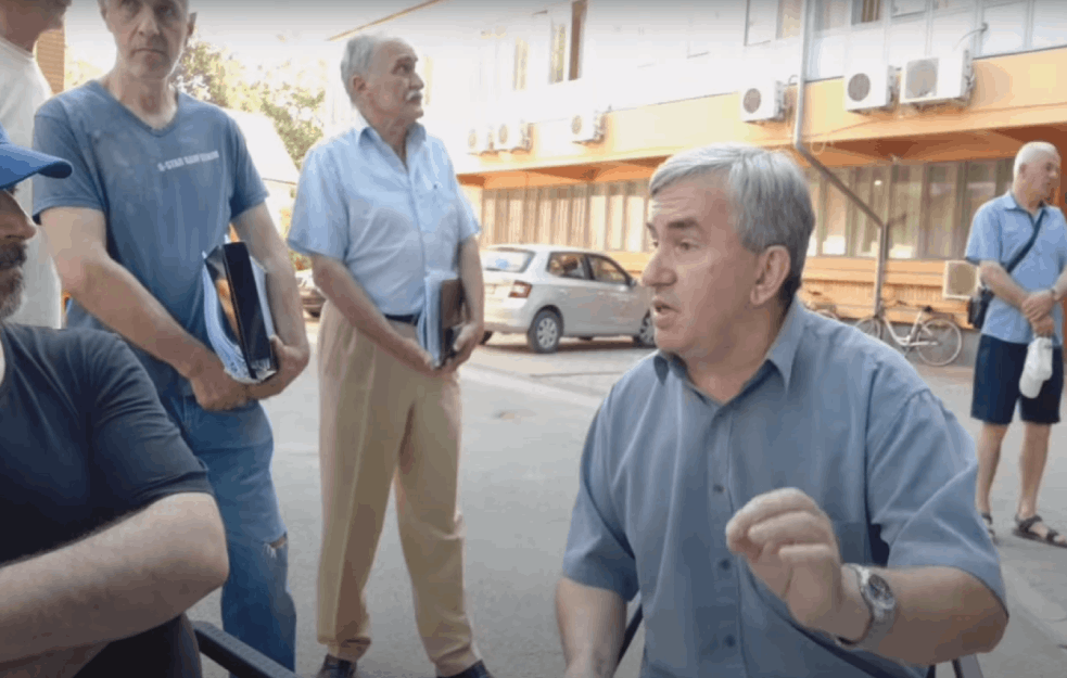 DAVOR BOŠKOVIĆ I TEMERINCI ŠTRAJKUJU GLAĐU ZBOG FARME SVINJA: <span style='color:red;'><b>Izlivanje</b></span>m fekalija napravili su jezero go*ana (VIDEO)