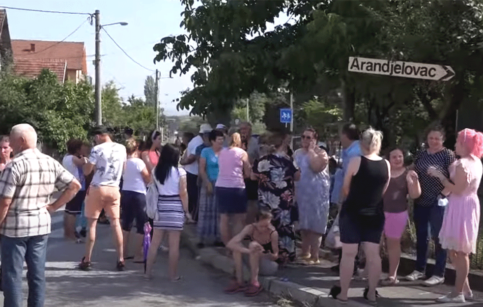 MLADENOVČANI ZA DANAS NAJAVILI BLOKADU SAOBRAĆAJA: Novi <span style='color:red;'><b>protest građana</b></span> koji danima nemaju vodu