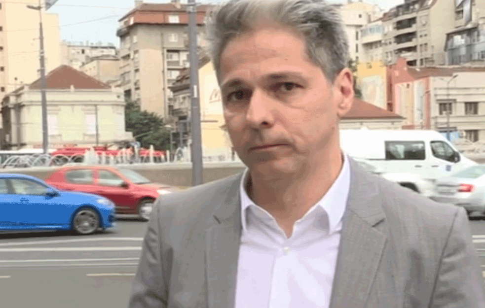 KONTROLA KARATA U AUTOBUSU UZ OBEZBEĐENJE: 'Imaju pravo, prošli su obuku od strane MUP-a'!



