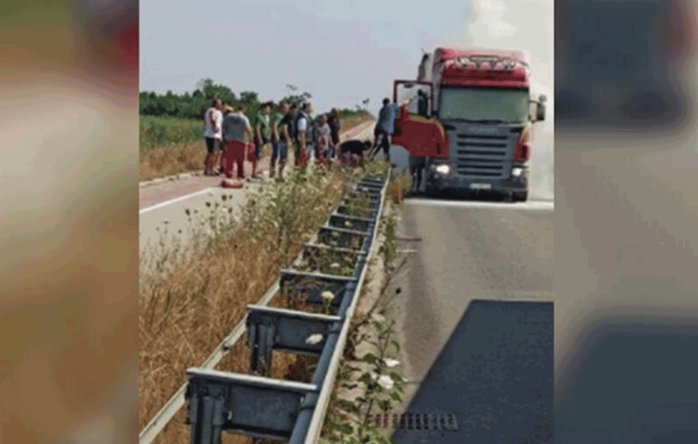 UŽAS NA PUPINOVOM MOSTU: Buknuo ŠLEPER! Naleteo na plast sena i zapalio se! (FOTO) 