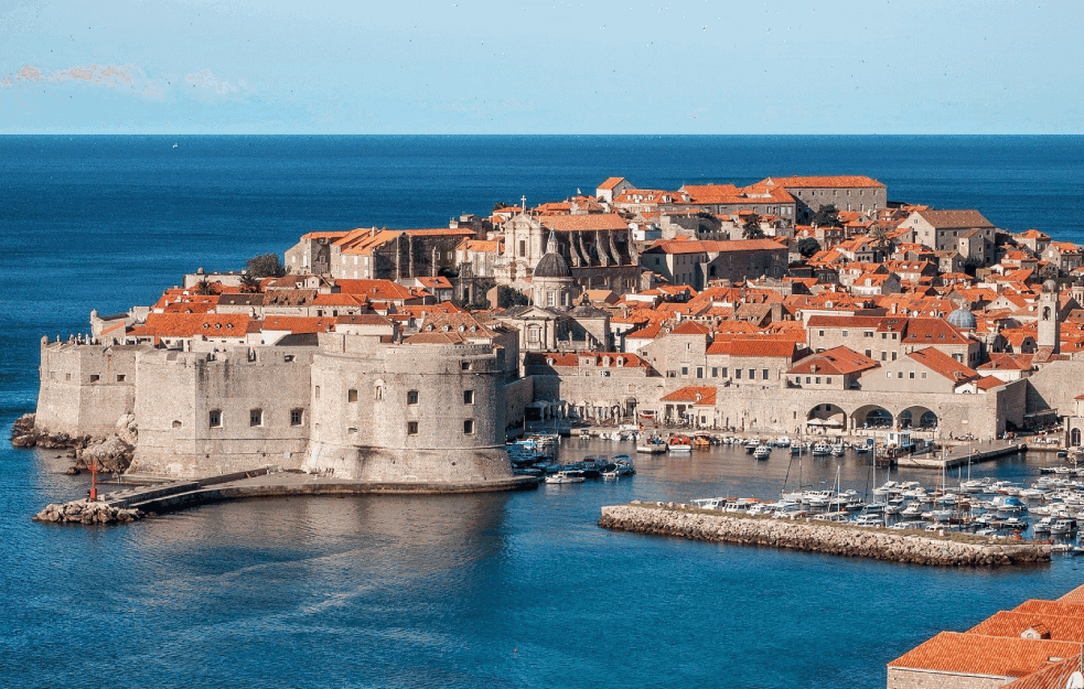 HOLIVUDSKI GLUMCI NA METI HRVATSKIH NACISTA: Mržnja i <span style='color:red;'><b>fizičko nasilje</b></span> na ulicama Dubrovnika!