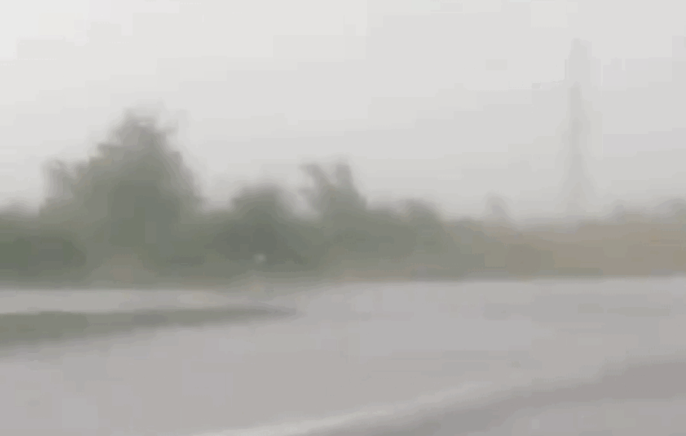 JAKO NEVREME U ŠAPCU: Snažan VETAR OBARAO STABLA, a na jednoj zgradi oštećen krov! (VIDEO)



