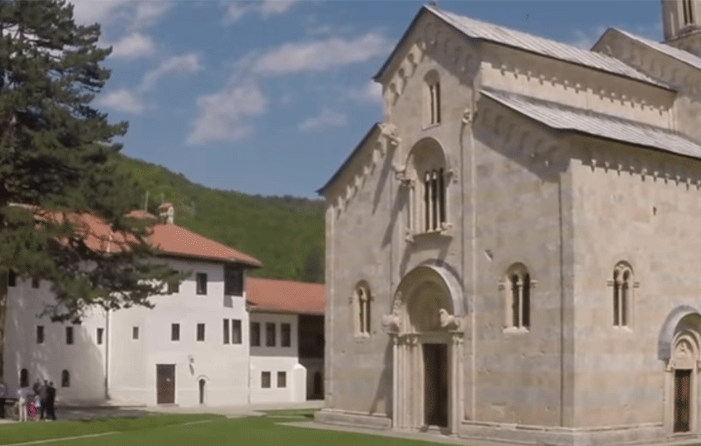 NOVE BARIKADE KFOR-A KOD MANASTIRA DEČANI: Gradonačelnik zahteva uklanjanje (FOTO)