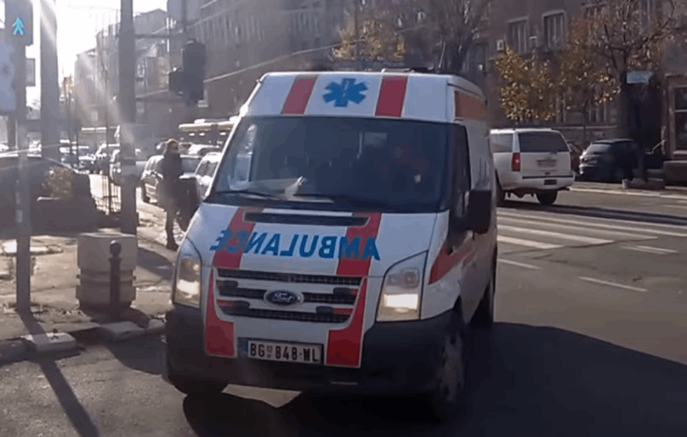 STRPALA BEBU U KESU I BACILA U ĐUBRE: Nadzorna kamera uhvatila jezivu scenu, a policija traga za majkom (UZNEMIRUJUĆI VIDEO)