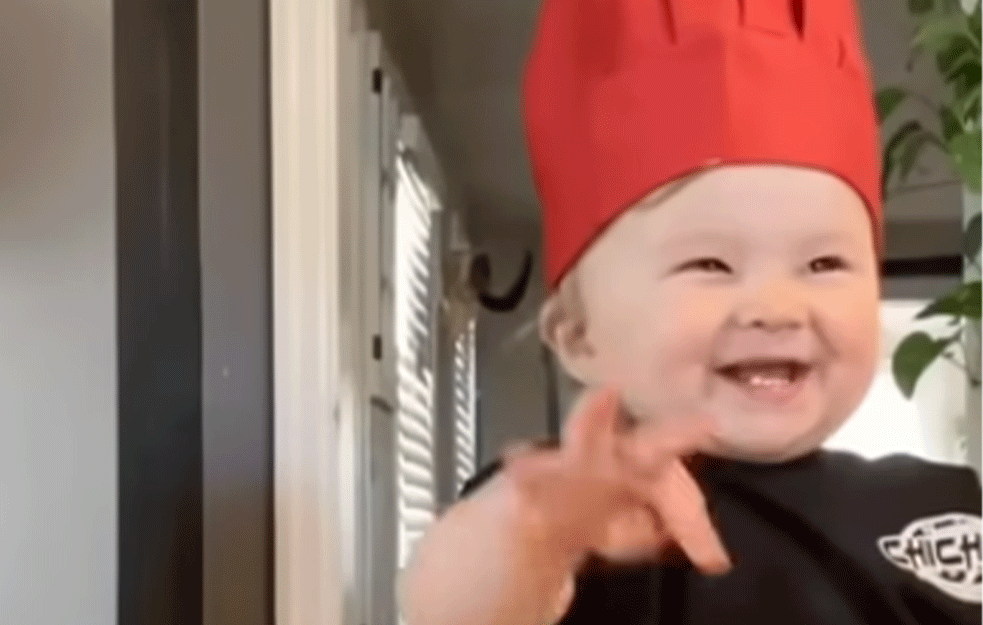 <span style='color:red;'><b>HIT VIDEO</b></span> KOJI ĆE VAM NATERATI OSMEH NA LICE! Ono što ova beba radi bez daha PRATI MILION LJUDI! (VIDEO)