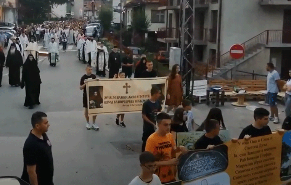 Celo <span style='color:red;'><b>BIJELO POLJE</b></span> na PETROVDANSKOJ LITIJI – mitropolit Joanikije predvodi vernike! (VIDEO)