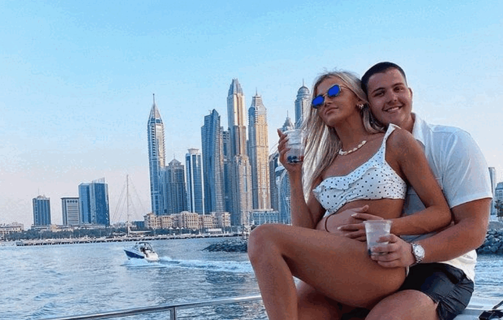 SIN LEPE BRENE RASKINUO SA DEVOJKOM: Viktor ŽIVOJINOVIĆ OSTAVIO Sandru nakon DVE GODINE veze, obrisao sve ZAJEDNIČKE fotografije! (FOTO) 

 
