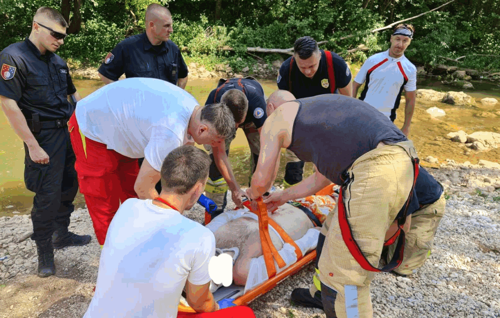 DRAMA U SARAJEVU: Muškarac SKOČIO SA MOSTA u Miljacku, ležao na obali sa OZBILJNIM POVREDAMA! (FOTO) 
