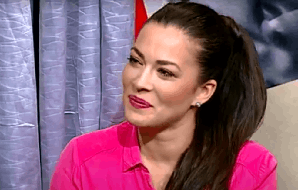 LEPA GLUMICA POKAZALA TRUDNIČKI STOMAK: <span style='color:red;'><b>Marija Petronijević</b></span> OTKRILA kako izgleda život na SELU! (VIDEO)

