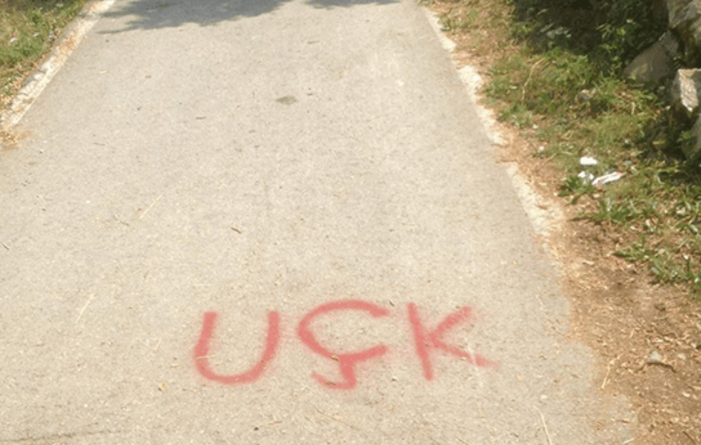 SRAMNO! NOVI INCIDENT NA KOSOVU i METOHIJI: Grafit koji veliča TERORISTE UČK ispisan ispred škole u selu Binač! 


