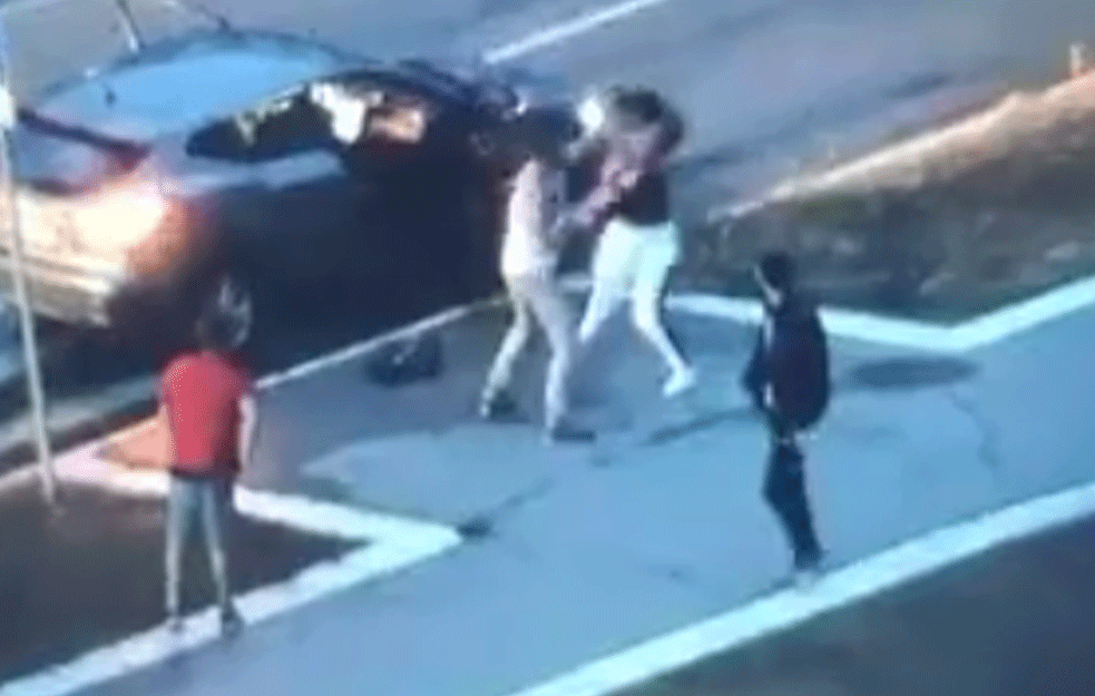 HOROR SNIMAK SA NOVOG BEOGRADA: Pretukao ženu pa je VUKAO PO BETONU! (VIDEO)