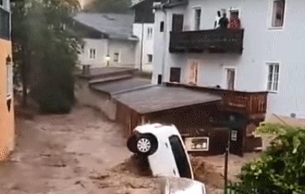 LJUDSKOST NEMA NACIJU! <span style='color:red;'><b>Austrijanac</b></span> skočio u bujicu i spasio dvojicu migranata sigurne smrti! (VIDEO)