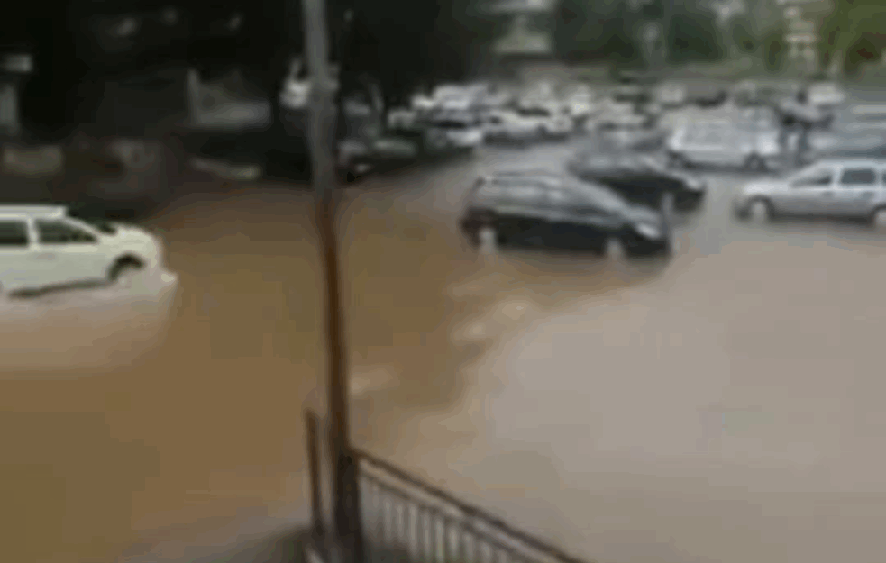 POTOP I TORNADO U SRBIJI! Strašno NEVREME pogodilo ove gradove, ULICE POD VODOM, a iz oblaka krenuo <span style='color:red;'><b>vrtlog</b></span>! (VIDEO) 

