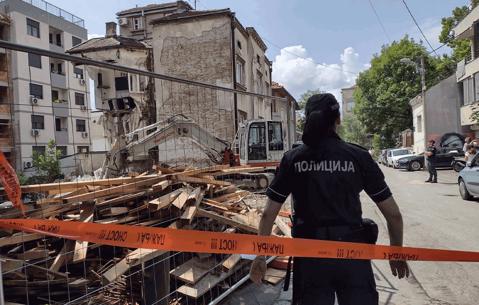 NA LICU MESTA! Zgradu na VRAČARU GUTA ZEMLJA: 'AKO KRENU DA RUŠE KOPAĆEMO KAO PSI TRAŽEĆI NAŠE LIČNE <span style='color:red;'><b>USPOMENE</b></span>'! (UŽIVO+GALERIJA) 
