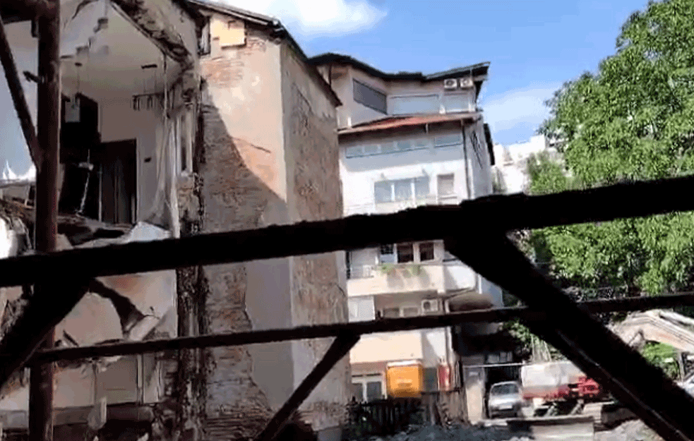 EKSKLUZIVNI SNIMCI IZ DVORIŠTA NA VRAČARU: Zgrada samo što se nije SRUŠILA! (VIDEO) 