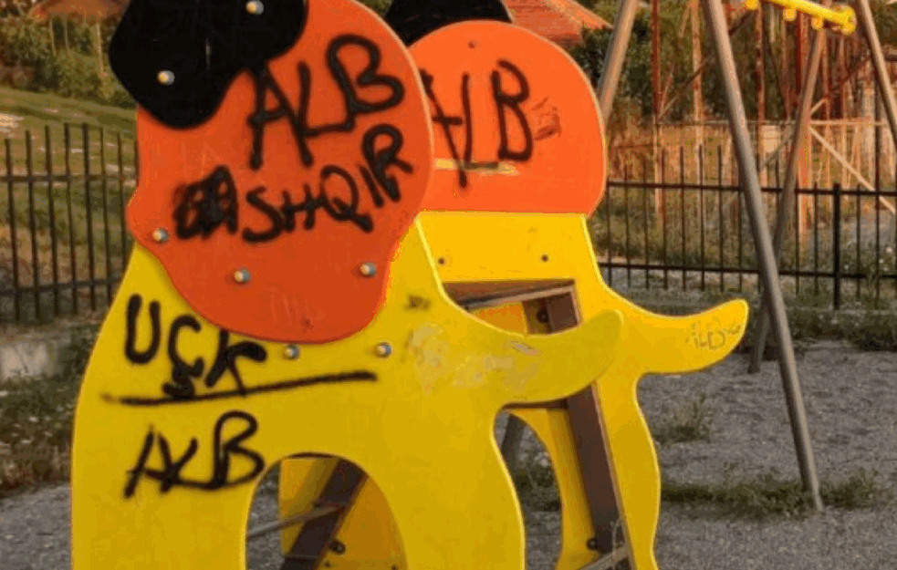 SRAMNA PROVOKACIJA ALBANACA! Na dečijem igralištu kod GRAČANICE osvanuli <span style='color:red;'><b>GRAFITI OVK</b></span>! (FOTO) 

