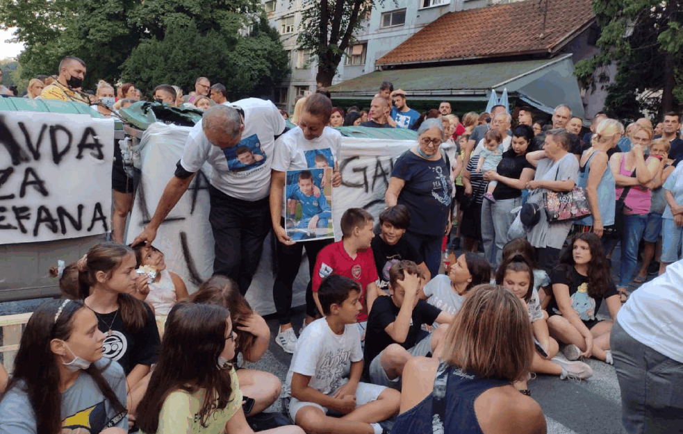 <span style='color:red;'><b>KARABURMA</b></span> NE ODUSTAJE: PROTEST ZBOG PREGAŽENOG DEČAKA! (VIDEO) 


