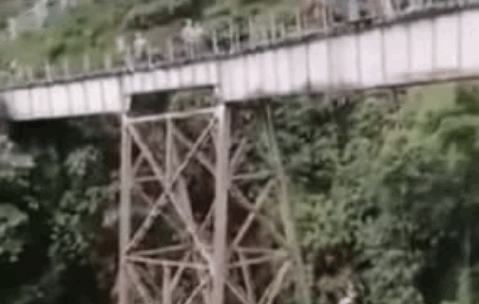 JEZIVA TRAGEDIJA! Devojka (25) POGINULA zbog nesporazuma: UMESTO BANDŽIJEM SKOČILA U SMRT! (UZNEMIRUJUĆI VIDEO) 
