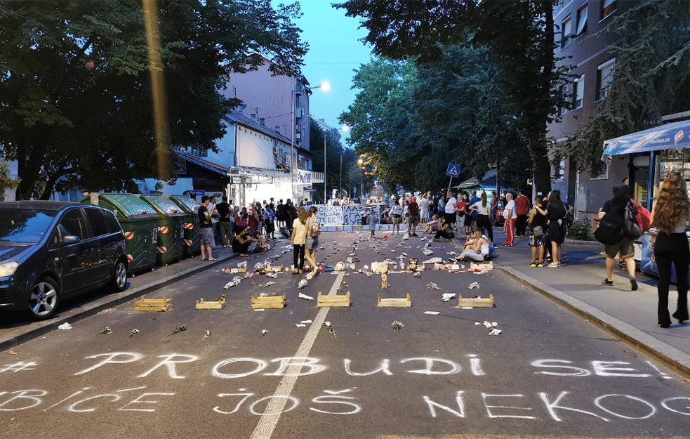 <span style='color:red;'><b>KARABURMA</b></span> JOŠ VEČERAS NA PROTESTU ZBOG SMRTI DEČAKA: Dosta je više ćutanja, žmurenja, hajde da zaštitimo neke nove Stefane! (FOTO)