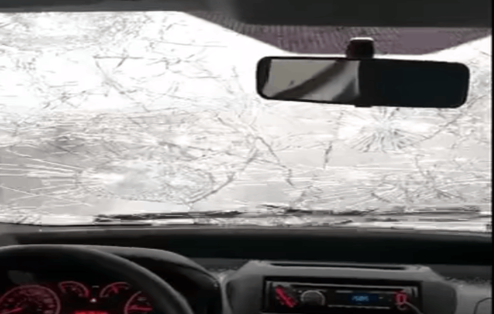 GRAD VELIČINE TENISKE <span style='color:red;'><b>LOPTICE</b></span> RAZBIJAO VETROBRANSKA STAKLA: Žestoko nevreme zaustavilo automobile u Italiji (FOTO+VIDEO)