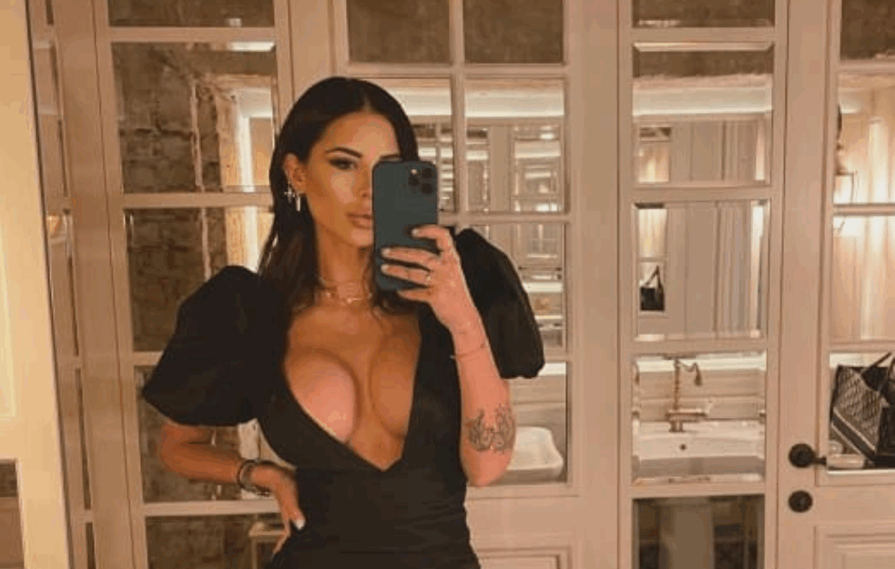 ZORANNAH NIKAD IZAZOVNIJA: Blogerka POZIRALA U TOPLESU, grudi u prvom planu! (FOTO) 

