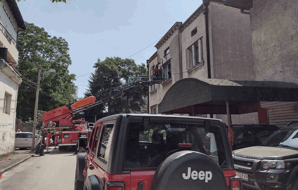 DRAMA NA VRAČARU! Stanari iz urušene zgrade spasili stvari, <span style='color:red;'><b>USPOMENE</b></span>, ali i JEDNOG KUĆNOG LJUBIMCA! (VIDEO)
