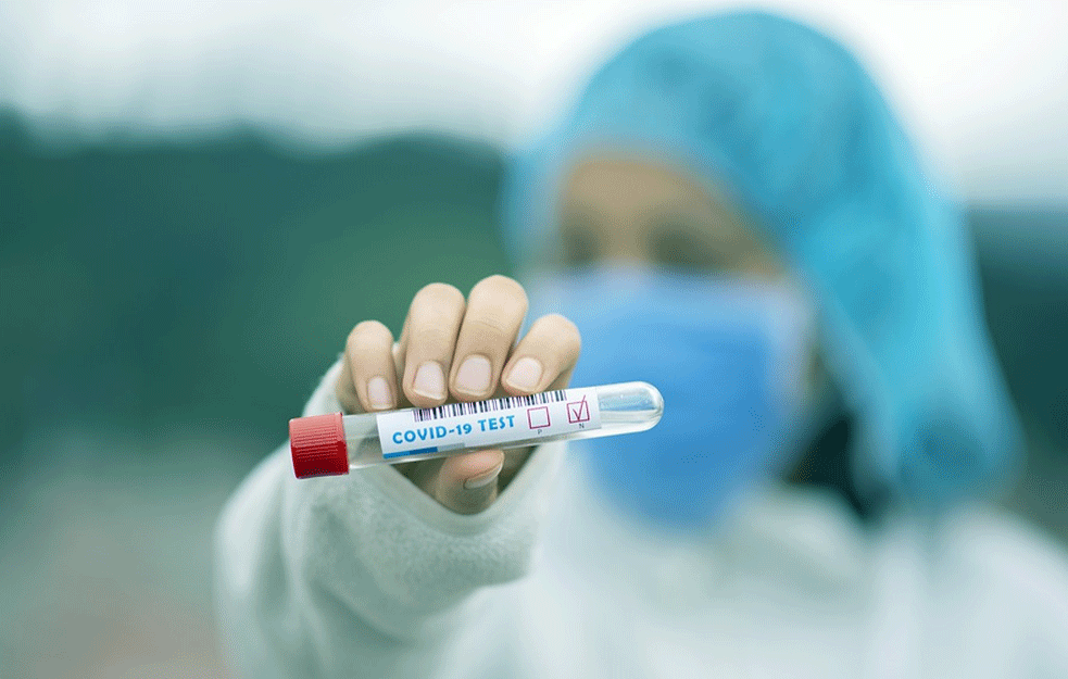 Američki centar za kontrolu i prevenciju bolesti: OVO JE OZBILJNO! Delta soj je jedan od najprenosivijih virusa. <span style='color:red;'><b>Male boginje</b></span> su na tom nivou