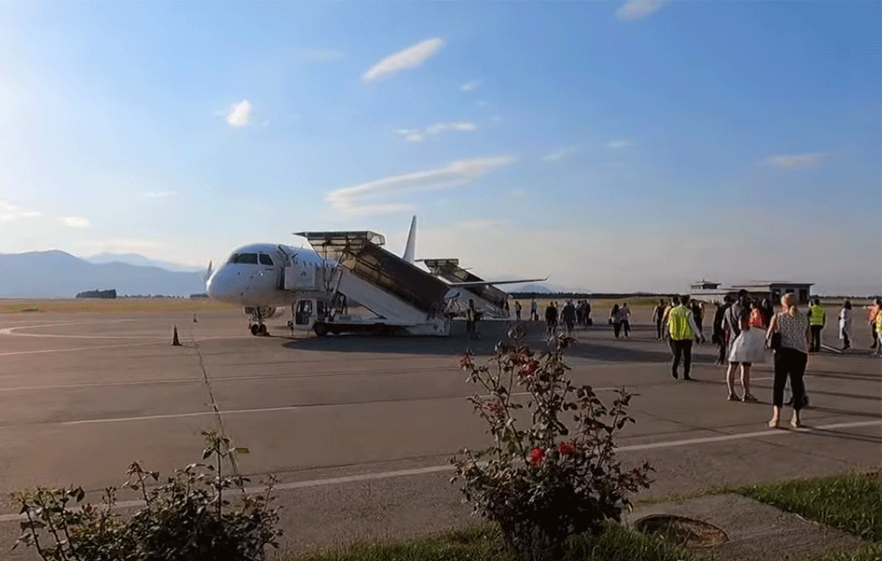 KRAJ DRAME NA AERODROMU U TIVTU: Putnici konačno poleću za Beograd! 
