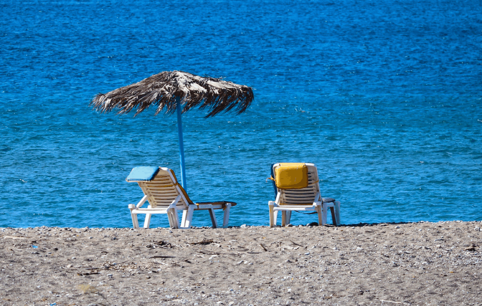 SVAĐA SRPSKIH TURISTA ZBOG LEŽALJKI NA PLAŽAMA U GRČKOJ: 'To što zahtevate je vrhunac vaše sebičnosti'! (FOTO) 
