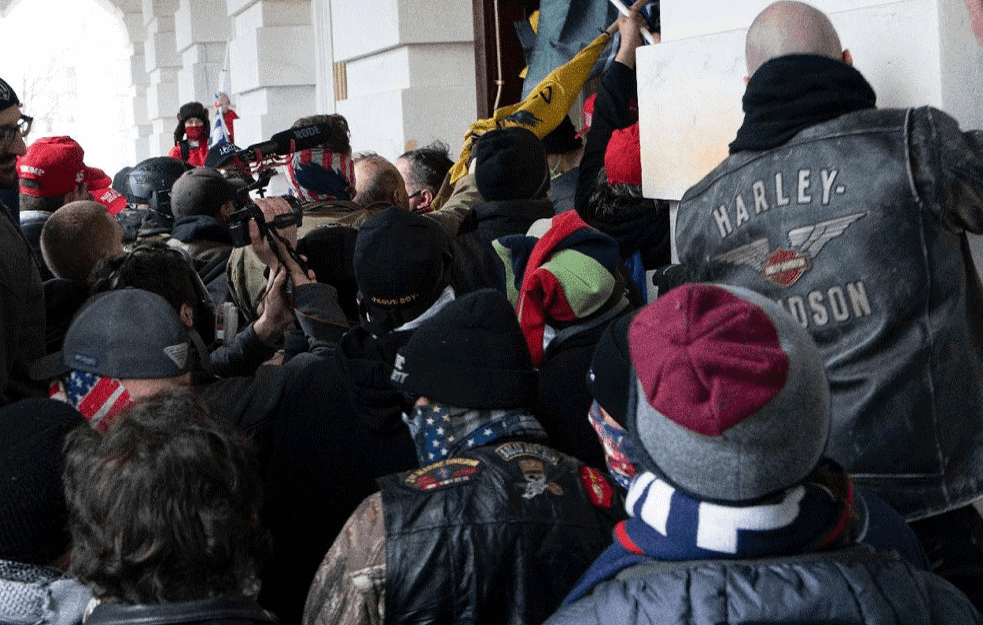 <span style='color:red;'><b>UBIO SE POLICAJAC</b></span> KOJI JE ŠTITIO KAPITOL: Treće samoubistvo među čuvarima reda posle upada u Kongres 