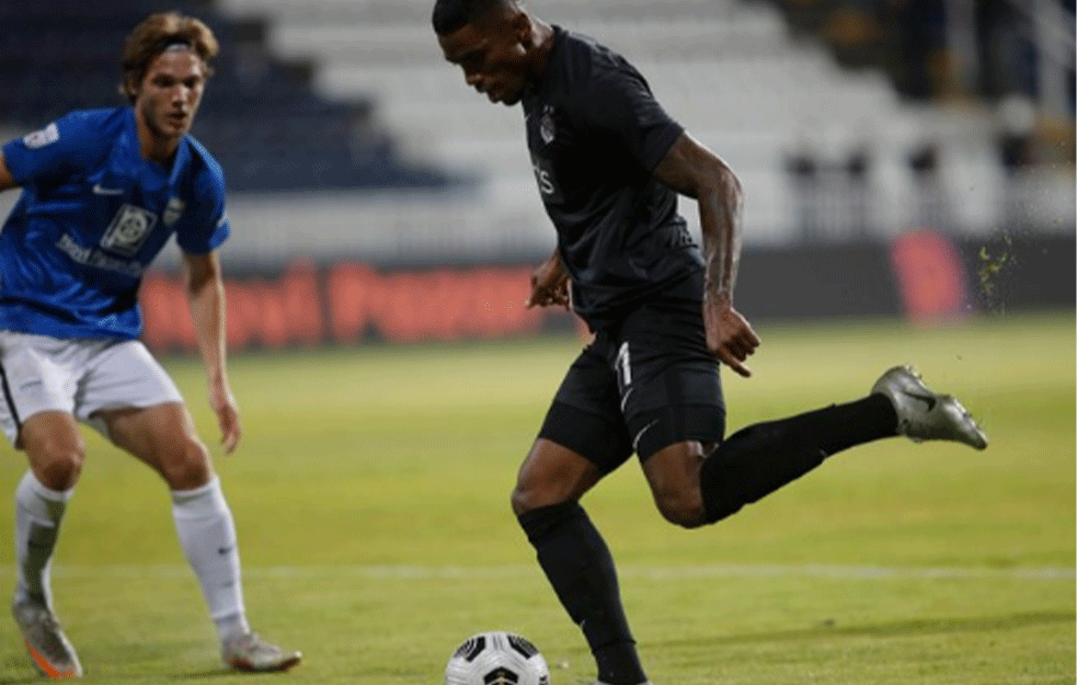 Partizan savladao Novi Pazar, ali ni to nije moglo da prođe bez SKANDALA: Utakmica prekidana četiri puta (FOTO+VIDEO)