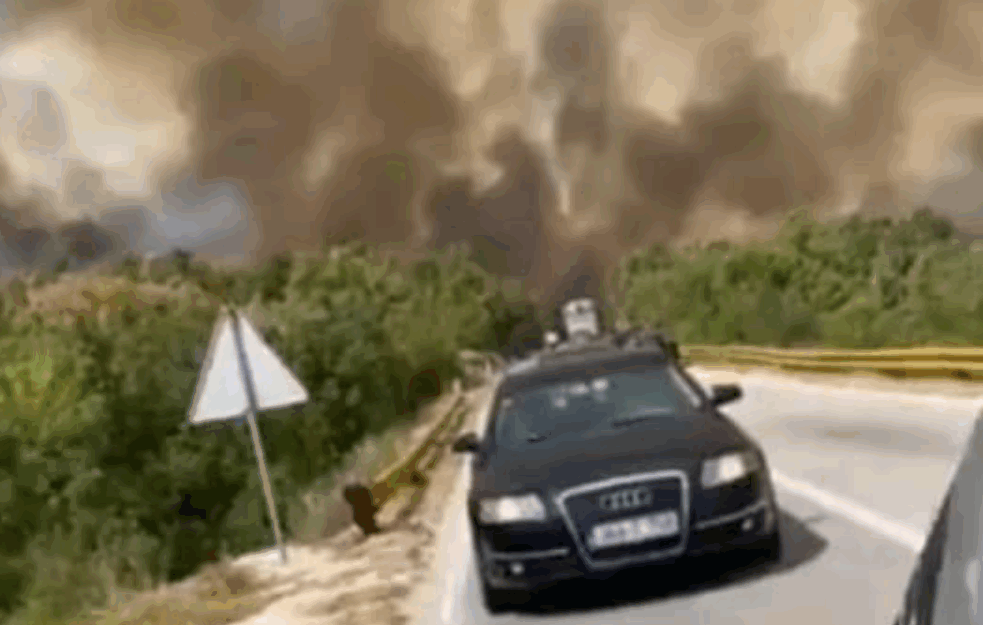 VELIKI POŽAR NA PUTU TREBINJE-BILEĆA: Automobil IZGOREO, a VATRENA STIHIJA se proširila do manastira Dobrićevo! (VIDEO) 

