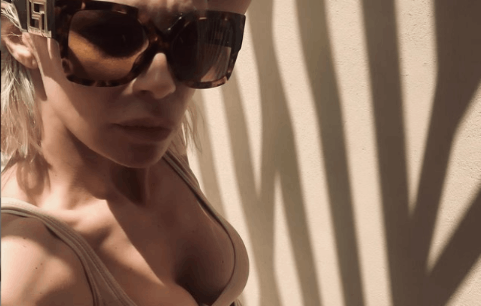 BEKVALČEVA ISEKLA <span style='color:red;'><b>STOPALO</b></span> ZBOG KUL FOTKE: Povredila se na moru zbog lajkova na Instagramu (FOTO)