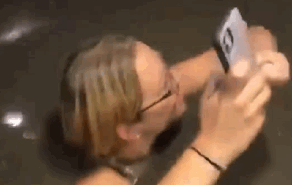 STRAVIČNO! Scena kao iz HOROR filma: Tri osobe ostale ZAGLAVLJENE U LIFTU, a onda je VODA krenula da NADOLAZI! (VIDEO) 


