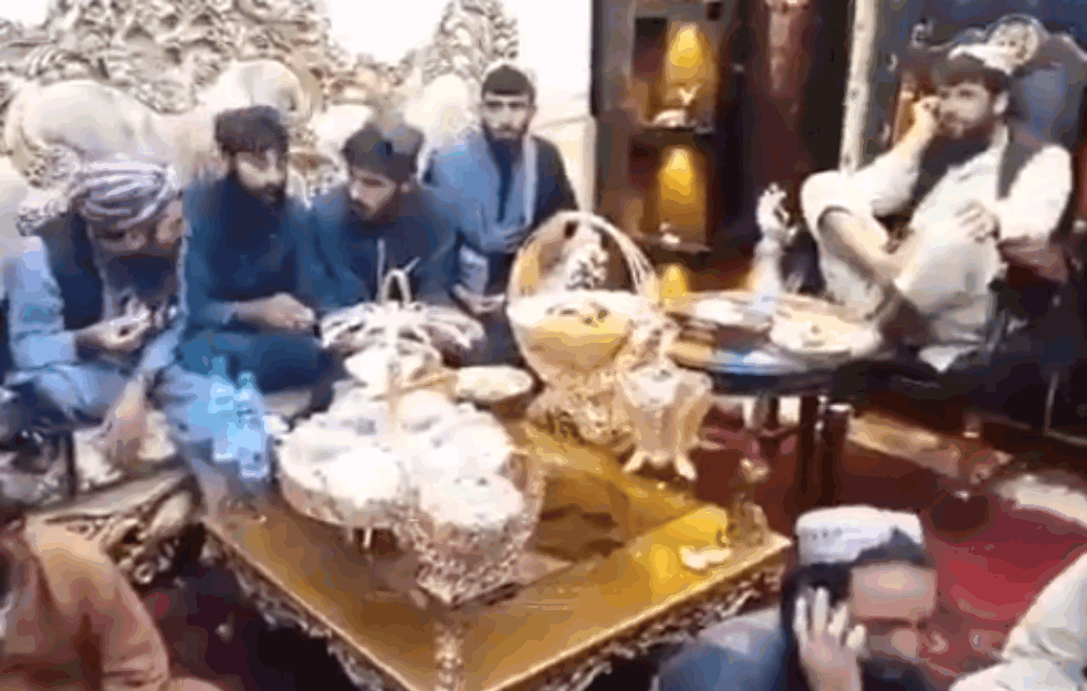 TALIBANI UPALI U PALATU I GOSTE SE: Posle 20 godina <span style='color:red;'><b>islamisti</b></span> preuzimaju VLAST U AVGANISTANU! (VIDEO)