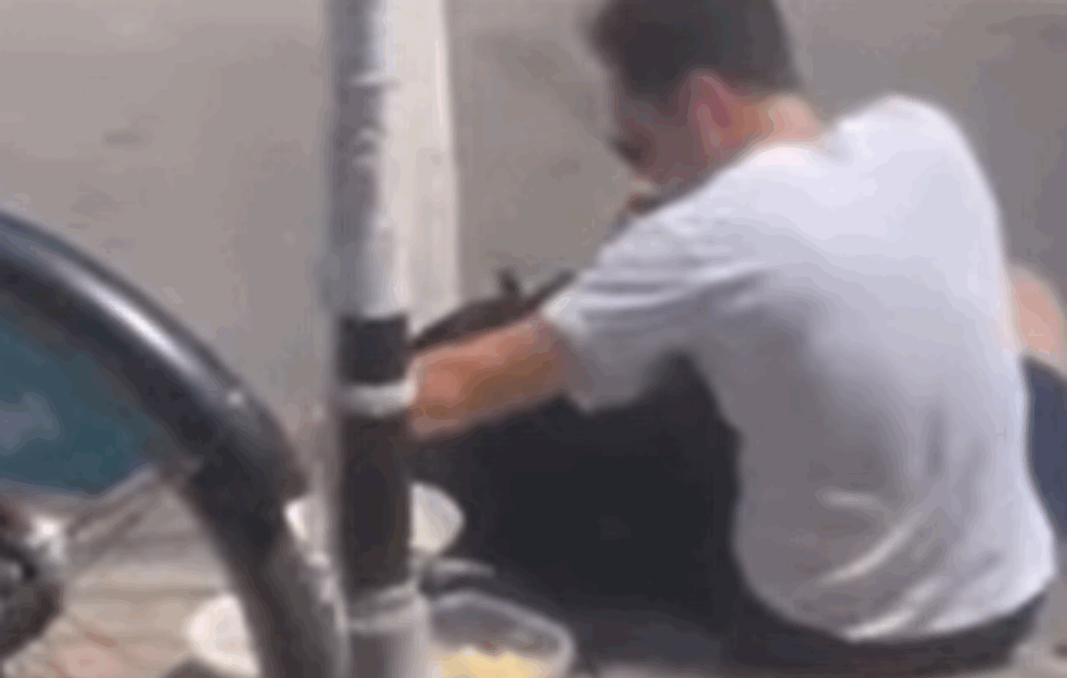 ŠTA NEKI DOSTAVLJAČI RADE SA NAŠOM HRANOM: Od snimka će vam se okrenuti ŽELUDAC! (VIDEO)