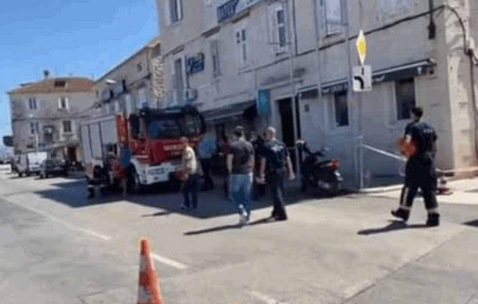 HAOS U TROGIRU: Eksplodirala <span style='color:red;'><b>kanalizacija</b></span>, ŠAHTOVI LETELI U VAZDUH! (FOTO+VIDEO) 

