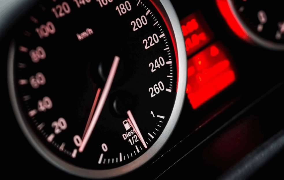 CRVENA <span style='color:red;'><b>LAMPICA</b></span> I REZERVE GORIVA: Kod svakog automobila DRUGI LIMIT, evo od čega on ZAVISI!