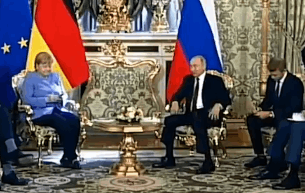 NE ZAREZUJE PUTINA: Merkelovoj zazvonio telefon dok je govorio ruski predsednik (VIDEO)