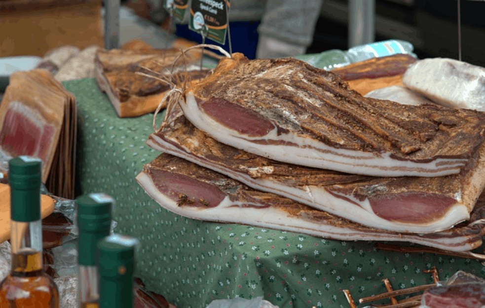KO KAŽE DA <span style='color:red;'><b>SLANINA</b></span> GOJI? Pet razloga da omiljeni srpski delikates gricnete svakodnevno