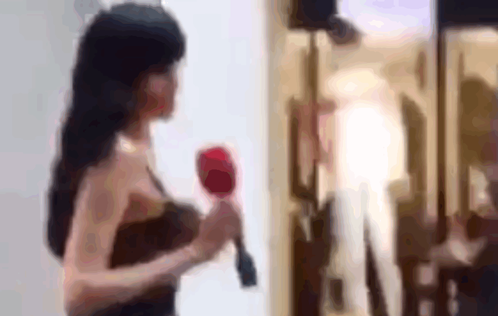 <span style='color:red;'><b>KNEZ MIHAILOVA</b></span> KAO NA KASTINGU FILMOVA ZA ODRASLE: Skoro gola STARLETA prošetala pešačkom zonom, ŠETAČI U ČUDU! (VIDEO)     