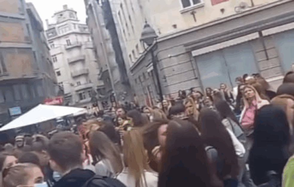 TURSKI GLUMAC NAPRAVIO POMETNJU U BEOGRADU: Čekali ga kao Kasandru u Knez Mihailovoj! (VIDEO) 
