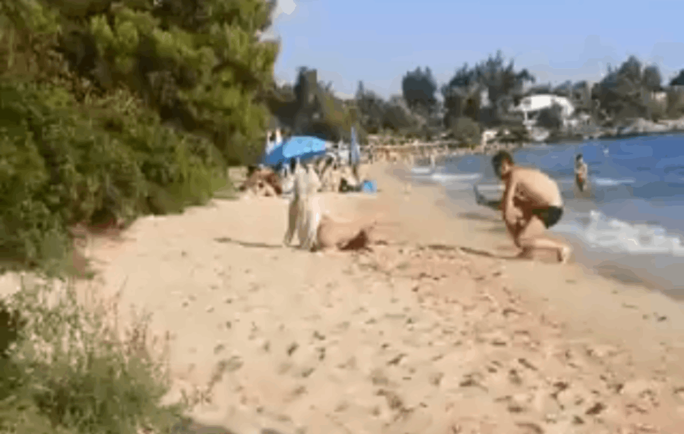 CRNI IVANE, CRNO TI SE PIŠE! Na plaži snimao vrelu plavušu, pa usijao internet (VIDEO)