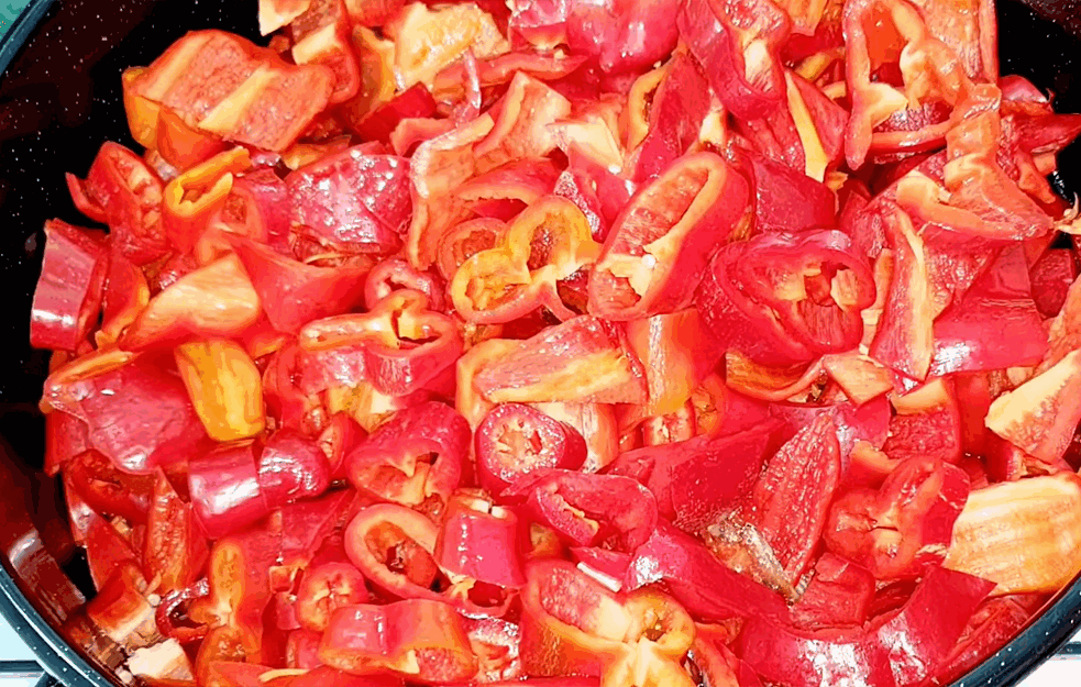 Recept za gradske domaćiće kojima je PEČENJE nemoguće: AJVAR SA BARENIM PAPRIKAMA (VIDEO)