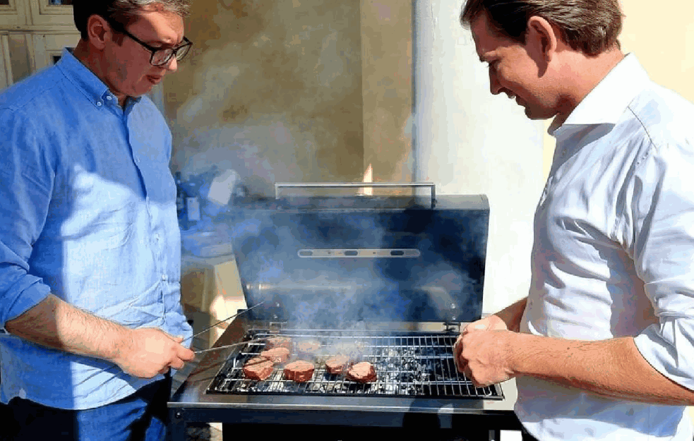 ROŠTILJ MAJSTORI: Vučić i Kurc obrnuli meso na <span style='color:red;'><b>ćumur</b></span>u! (FOTO)