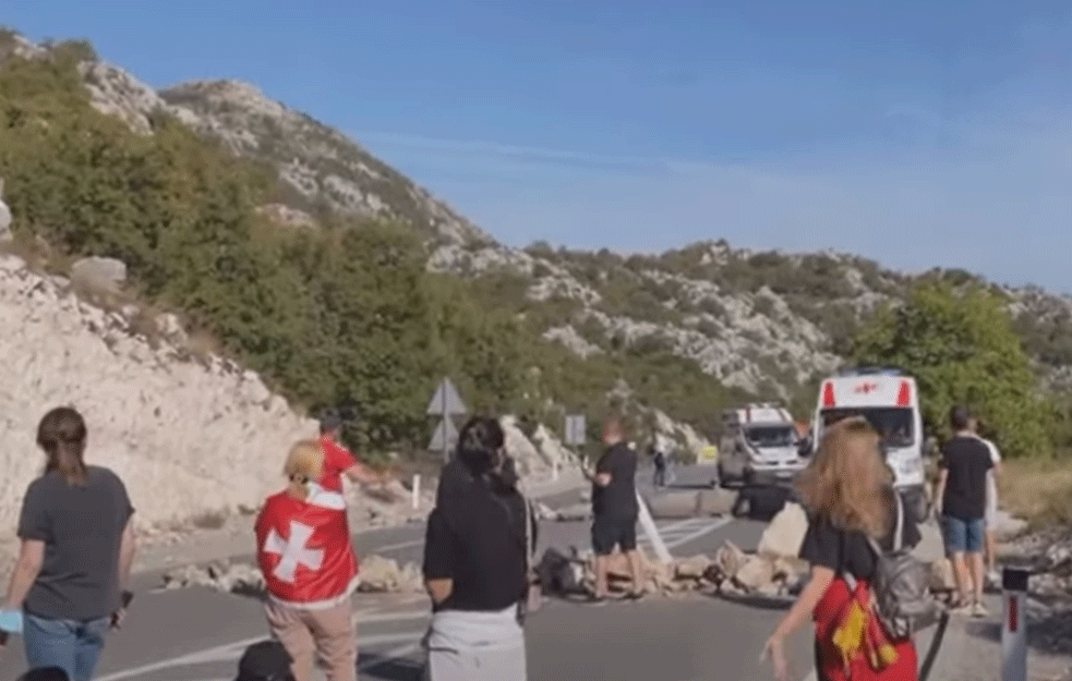 BAGEROM NA BARIKADE! "Kad država neće da ih ukloni hoće braća Nikšićani"! (FOTO)