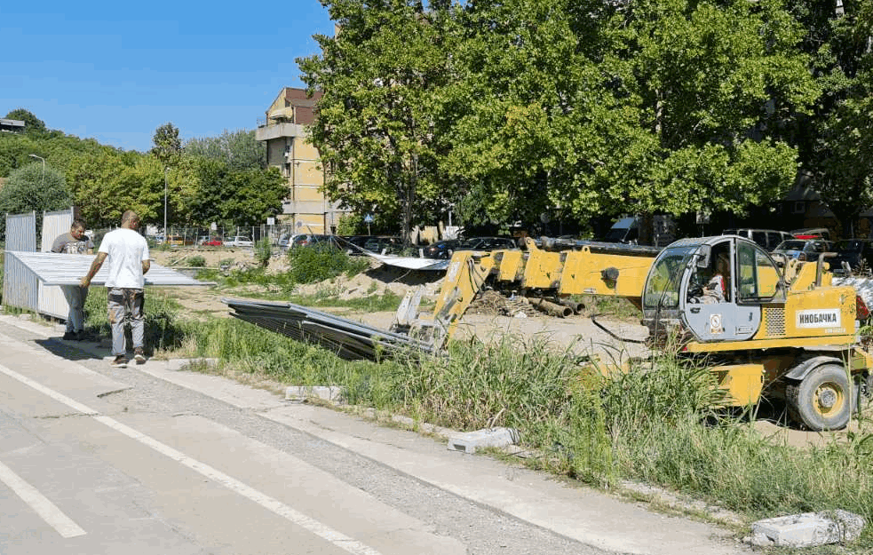 NOVO OKUPLJANJE U BLOKU 37: Stanari u AKCIJI, odlazi i OGRADA GRADILIŠTA! (VIDEO, FOTO)

