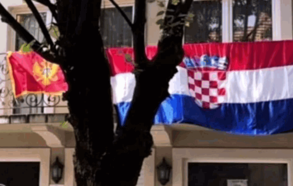 CETINJANI IZBACILI USTAŠKE ZASTAVE, oklopna vozila oko MANASTIRA, kolone SRBA PRISTIŽU! (VIDEO)