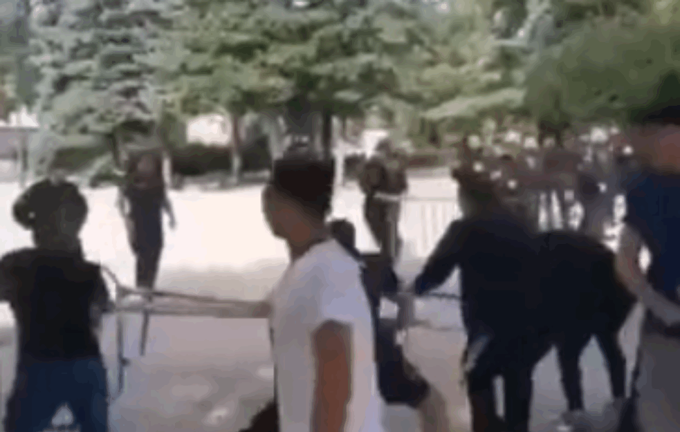 PRVI INCIDENTI NA CETINJU: Rušili ogradu oko manastira, INTERVENISALA POLICIJA! (VIDEO)